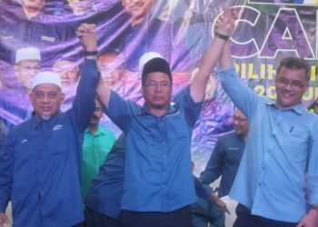 ABIDIN Ismail (tengah) selepas diumumkan sebagai calon PN pada majlis pengisytiharan calon di Simpang Ampat, Nibong Tebal, Pulau Pinang.-UTUSAN/IQBAL HAMDAN