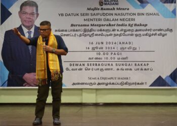 SAIFUDDIN Nasution Ismail ketika berucap pada Majlis Ramah Mesra bersama Masyarakat India Sungai Bakap di Nibong Tebal, Pulau Pinang.-UTUSAN/IQBAL HAMDAN