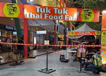 ANGGOTA penguatkuasa MBS menyita penganjuran festival makanan Thailand yang diadakan di sebuah pusat beli belah di Seremban, semalam.-GAMBAR/MBS
