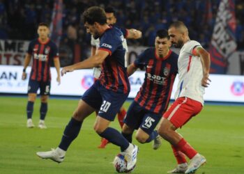 PENYERANG JDT, Fernando Forestieri (tengah) berjaya menjaringkan gol  pada perlawanan pusingan 16 Piala FA menentang Kelantan Darul Naim FC di Stadium Sultan Ibrahim, Iskandar Puteri disini. - UTUSAN/RAJA JAAFAR ALI