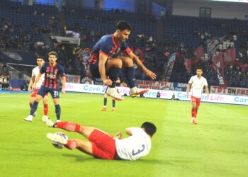 PENJAGA gol Kelantan Darul Naim FC, Mohd Muhaimin Mohamad bekerja keras menahan asakan penyerang JDT, Bergson Da Silva pada perlawanan pusingan 16 Piala FA di Stadium Sultan Ibrahim, Iskandar Puteri, malam ini. - UTUSAN/RAJA JAAFAR ALI