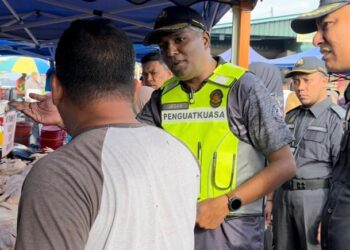 S. JEGAN (tengah) ketika memeriksa beberapa gerai jualan sempena Ops Kesan 2.0 di Pasar Ban Busuk, Penanti, Bukit Mertajam, Pulau Pinang