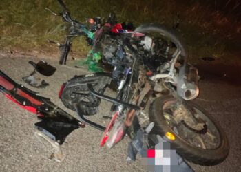 Keadaan motosikal dinaiki dua beradik yang rosak teruk selepas terlibat kemalangan yang menyebabkan kematian mereka di Jalan Teroi Titi Lahar di sini malam tadi.