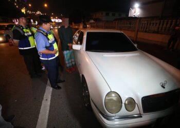 MUHAMMAD Kifli Ma Hassan (kiri) memeriksa kereta milik imam yang disita dalam Ops Khas Hari Raya Aidiladha di Akademi JPJ Timur di Jalan Kuala Krai, Kota Bharu, Kelantan malam tadi-UTUSAN/ROHANA MOHD.NAWI