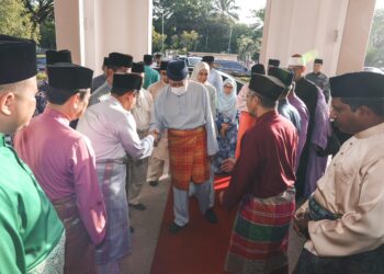 Sultan Selangor, Sultan Sharafuddin Idris Shah berkenan menunaikan solat sunat Aidiladha bersama lebih 5,000 rakyat di Masjid Tengku Ampuan Jemaah, Bukit Jelutong di sini, hari ini. - UTUSAN/SADDAM YUSOFF