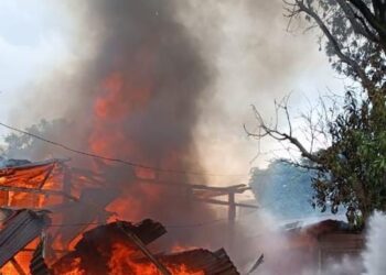 SEBUAH Perodua Axia antara tiga buah kenderaan yang hampir musnah dalam satu kebakaran yang berpunca dari sebuah rumah di Taman Desa Penaga, Jelutong, Pulau Pinang