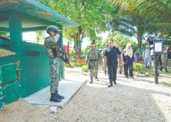 ADLY Zahari mengadakan tinjauan ke Kawasan Tanggungjawab Op Pasir Sektor Bravo, Pulau Berhala dan Markas Wilayah Laut 2 (MAWILLA 2), Sandakan, Sabah.