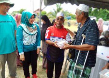 NORIZA Hashim (dua kiri) bersama Abdul Rahman Yunus (tengah) beramah mesra dengan salah seorang asnaf pada Program Ibadah Korban Bersama Asnaf di Komuniti Kampung Padang Bongor, Kota Bharu, Kelantan-UTUSAN/ROHANA MOHD. NAWI