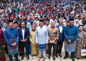 ANWAR Ibrahim (tengah) hadir dalam Majlis Himpunan Aspirasi Madani Rakan Pembimbing Perkhidmatan Awam pada 14 Jun lalu. Turut hadir, Mohd. Zuki Ali (baju biru, kiri), Wan Ahmad Dahlan Abdul Aziz (dua dari kanan) dan beberapa Menteri Kabinet lain.