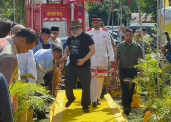 SULTAN Muhammad V (kanan) berkenan mencemar duli hadir  ke Majlis Ibadat Qurban Jama'ie Majlis Agama Islam dan Adat Istiadat Melayu Kelantan (MAIK), Kota Bharu, Kelantan-UTUSAN/ROSLIZA MOHAMED.