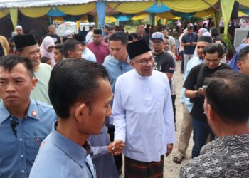 ANWAR Ibrahim (tengah) bersalaman dengan penduduk Cherok Tokun semasa menghadiri Program Korban Perdana di Masjid Jamek Cherok Tokun Bawah, Bukit Mertajam, Pulau Pinang.-UTUSAN/IQBAL HAMDAN