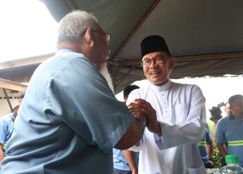 ANWAR Ibrahim (kanan) ketika menghadiri kenduri korban di Kampung Mengkuang Semarak, Bukit Mertajam, Pulau Pinang