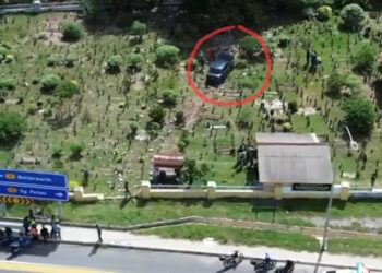 KERETA yang dipandu oleh seorang lelaki (dalam bulatan merah) terbabas dalam kawasan perkuburan di Jalan Kedah, Kepala Batas, Pulau Pinang