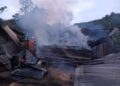ANGGOTA bomba berusaha memadam kebakaran di Kampung Mahligai Dabong, Kuala Krai, Kelantan.