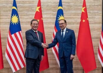 ANWAR Ibrahim bersama Li Qiang ketika hadir untuk menyaksikan pertukaran memorandum persefahaman di antara Malaysia dan China di bangunan Perdana Putra hari ini. - FOTO PMO