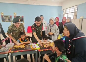 ROSLAN Hussin dan Mohamad Noorlizam sewaktu perasmian kelas pra Program Pendidikan Khas Integrasi (PPKI) di SK Kem Syed Sirajuddin, Gemas, Tampin semalam.-GAMBAR/BRIGED PERTAMA INFANTRI MALAYSIA.