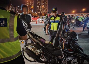 ANTARA penunggang motosikal yang diperiksa dalam operasi Jabatan Pengangkutan Jalan di Subang Jaya, Selangor malam tadi.