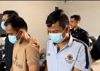 DUA lelaki warga Indonesia diiringi anggota polis ketika dibawa ke Mahkamah Sesyen Butterworth, Pulau Pinang, hari ini.