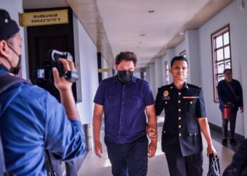 Muhammad Asyraf Rizal dibawa ke Mahkamah Sesyen Kuala Lumpur bagi kes pemalsuan dokumen Perkeso. UTUSAN/M. FIRDAUS M. JOHARI