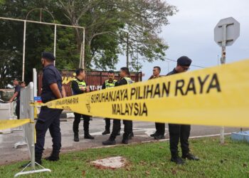 BEBERAPA anggota polis dilihat berkawal di sekitar Kawasan penamaan calon sempena PRK bagi kerusi DUN Sungai Bakap di Dewan Serbaguna Jawi, Nibong Tebal, Pulau Pinang
