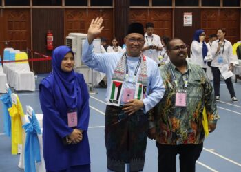 DR JOOHARI Ariffin mengangkat tangan selepas menyerahkan borang penamaan calon sempena PRK bagi kerusi DUN Sungai Bakap di Dewan Serbaguna Jawi, Nibong Tebal, Pulau Pinang