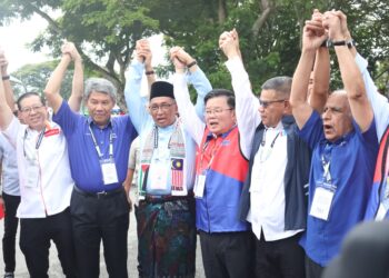 DR. Joohari Ariffin (tengah) bersama pemimpin PH dan Kerajaan Perpaduan ketika tiba di pusat penamaan calon PRK DUN Sungai Bakap di Dewan Serbaguna Jawi, Nibong Tebal, Pulau Pinang.