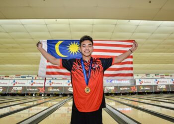 ATLET boling remaja negara, Wan Zarif Ikram meraih pingat emas pada Kejohanan Tenpin Boling Remaja Asia ke-23 di Sunway Mega Lanes, hari ini. -UTUSAN/SYAKIR RADIN