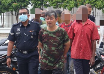 SOON Yong Aun (tengah) ketika dihadapkan ke Mahkamah Majistret George Town di Pulau Pinang atas dakwaan membunuh ibunya sendiri.-UTUSAN/IQBAL HAMDAN