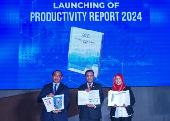 DATUK Hairil Yahri Yaacob (TENGAH) bersama Zahid Ismail (KANAN) dan Timbalan Ketua Pengarah MPC, Dr. Mazrina Mohamed Ibramsah, selepas Pelancaran Laporan Produktiviti Malaysia 2024, di sini.