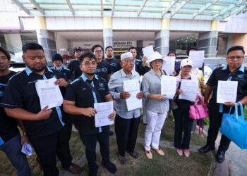 HISHAMUDDIN Hashim (dua dari kiri) ketika sidang media serahan surat mohon perkembangan semasa dibawah seksyen 107a kanun tatacara jenayah berkenaan aduan dan laporan polis skim pelaburan mata wang kripto aplikasi gigamax kepada JSJK Bukit Aman di Menara KPJ. UTUSAN/SADDAM YUSOFF