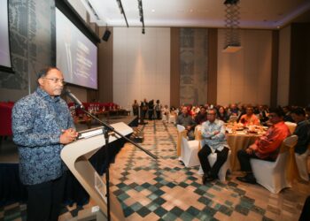 ZAMBRY Abd Kadir ketika berucap pada Sesi Dialog Menteri Pendidikan Tinggi dengan Industri E&E di Bayan Lepas, Pulau Pinang.