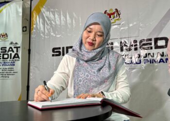 FADHLINA Sidek menandatangani buku pelawat semasa meninjau pusat media sempena PRK DUN Sungai Bakap di Kompleks Rakan Muda Jawi di Nibong Tebal, Pulau Pinang