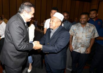 ANTHONY Loke bersalaman bersama pengusaha pusat latihan memandu selepas Mesyuarat Agung Tahunan ke-4 Persatuan Pengusaha Pusat Latihan Memandu Malaysia di Putrajaya. - UTUSAN/FAISOL MUSTAFA