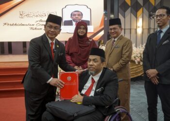 MOHD. Na'im Mokhtar menyampaikan sijil penghargaan kepada penerima, Muhammad Yusof Jaafar pada Majlis Anugerah Perkhidmatan Cemerlang (APC) 2023 di Putrajaya. - UTUSAN/FAISOL MUSTAFA