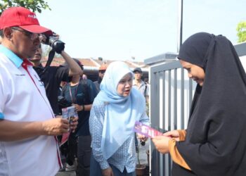 FADHLINA (tengah) bersama Joohari (kiri) beramah mesra bersama pengundi ketika sesi 'walkabout' di Bandar Tasek Mutiara, Simpang Ampat, Pulau Pinang hari ini.