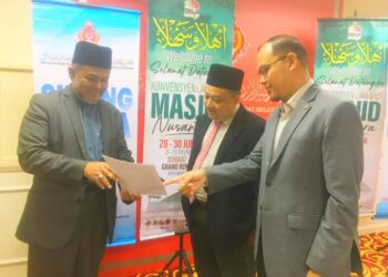 HASNAN  Ramli (dua dari kanan) sedang melihat banting penganjuran Konvensyen Masjid Nusantara Tahun 2024 di MAIK, Kota Bharu, Kelantan. UTUSAN/ROSMIZAN RESDI