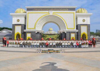 BARISAN pegawai dan anggota 1RAMD dan 21 SIB bergambar di hadapan pekarangan pintu masuk utama Istana Negara selepas upacara istiadat selesai.