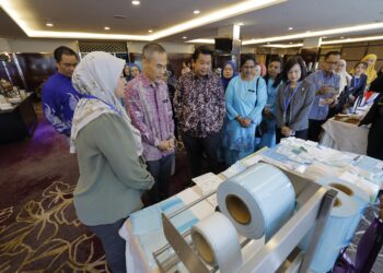 LUKANISMAN meninjau  pameran sempena Persidangan Kejururawatan Malaysia Singapura Ke-7 di Putrajaya. - UTUSAN/MOHD HUSNI MOHD NOOR