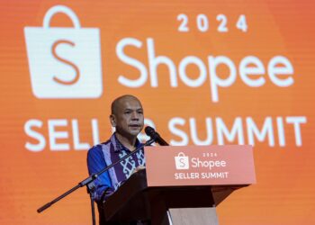 Menteri Perdagangan Dalam Negeri dan Kos Sara Hidup, Datuk Armizan Mohd Ali berucap merasmikan Majlis Penutupan Shopee Seller Summit 2024 di Sunway Resort Hotel di sini, hari ini. GAMBAR: FARIZ RUSADIO / PEMBERITA: FATIN UTUSAN