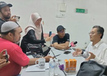 MOHAMAD Abdul Hamid (kanan) ketika ditemui pemberita semasa mengadakan kunjungan ke Ruang Kongsi milik Kelab Media Mutiara Pulau Pinang (Media Mutiara) sempena PRK DUN Sungai Bakap di Jawi, di sini petang ini.