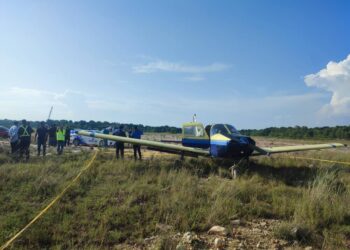 SEBUAH pesawat ringan Piper PA-28-161 dilaporkan melakukan pendaratan cemas di kawasan lapang di Pelabuhan Klang. - GAMBAR IHSAN BOMBA