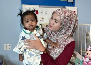 NOOR Shahieda Mohamad Ajamin bersama anaknya, Ayra Sumayyah Mohamad Assahid yang kini sedang ditempatkan di PPUM untuk tujuan pemeriksaan kesihatan selepas pulang dari Shanghai, China pada Rabu lalu.-GAMBAR/IHSAN KELUARGA.