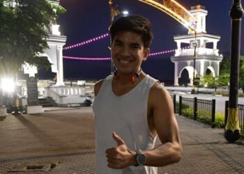 SYED Saddiq Syed Abdul Rahman memulakan larian 200KM di Jambatan Sultan Ibrahim, Muar, pagi semalam.