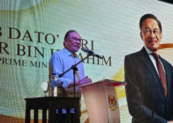 ANWAR Ibrahim ketika hadir pada Majlis Memperingati Karpal di The Top, Komtar, Pulau Pinang, hari ini