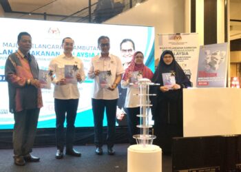 DR. Dzulkefly Ahmad (tengah) ketika melancarkan Pelan Strategik Mengurangkan Gula Dalam Kalangan Rakyat Malaysia 2024-2030 sempena Sambutan Bulan Pemakanan Malaysia 2024 Peringkat Kementerian Kesihatan di Nilai, Seremban hari ini.-UTUSAN/NUR SHARIEZA ISMAIL.