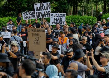 KIRA-KIRA 300 peserta berhimpunan dalam Himpunan Rakyat Tolak Anwar di pekarangan Kompleks Seri Perdana, Putrajaya. - UTUSAN/FAISOL MUSTAFA