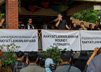 AIDIL YUNUS ketika berucap di himpunan Rakyat Tolak Anwar di pekarangan Kompleks Seri Perdana, Putrajaya. - UTUSAN/FAISOL MUSTAFA