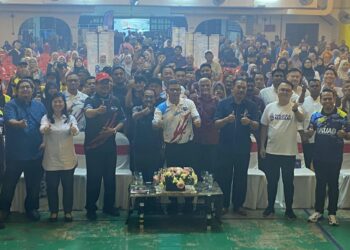 SAIFUDDIN Nasution Ismail (depan, tengah) ketika menghadiri Program XPRESI GenTa (GENERASI KITA) Bersama Menteri Dalam Negeri: Solidariti Bebas Dadah di Dewan Chong Kuang, Sungai Bakap malam tadi.-UTUSAN/NORUL AKMA MD ZAIN