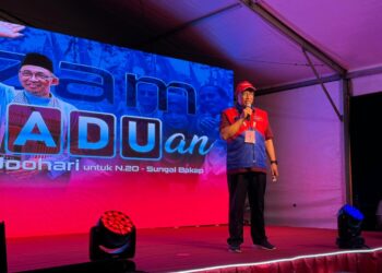JOOHARI Ariffin ketika mengumumkan iltizamnya pada kempen PRK DUN Sungai Bakap menerusi Ceramah Perpaduan di Taman Tasek Indah, Simpang Ampat, Nibong Tebal, malam tadi