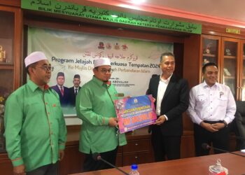 HILMI Abdullah (dua dari kiri) menyerahkan bantuan peruntukan Projek Kesejahteraan Rakyat kepada Yang Dipertua Majlis Daerah Ketereh Perbandaran Islam (MDKPI), Tengku Abd Rahman Tuan Yunus (dua dari kanan) pada Program Jelajah Pihak Berkuasa Tempatan (PBT) ke MDKPI, Kota Bharu,Kelantan.UTUSAN/ROSMIZAN RESDI